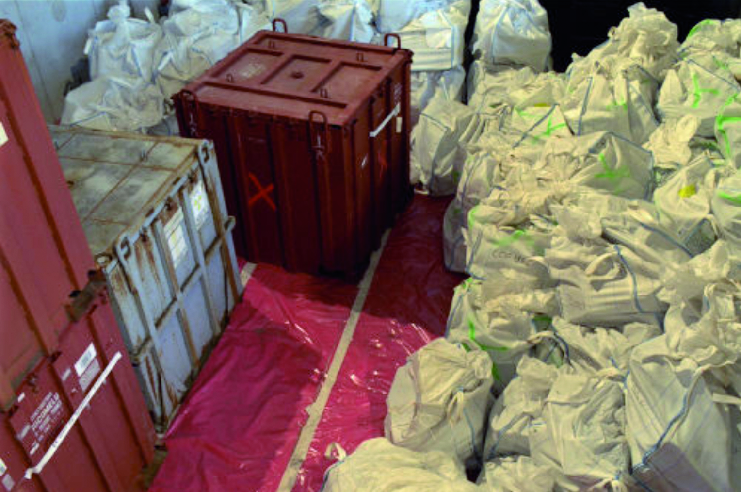 Brennilis : entreposage de déchets sous hangar